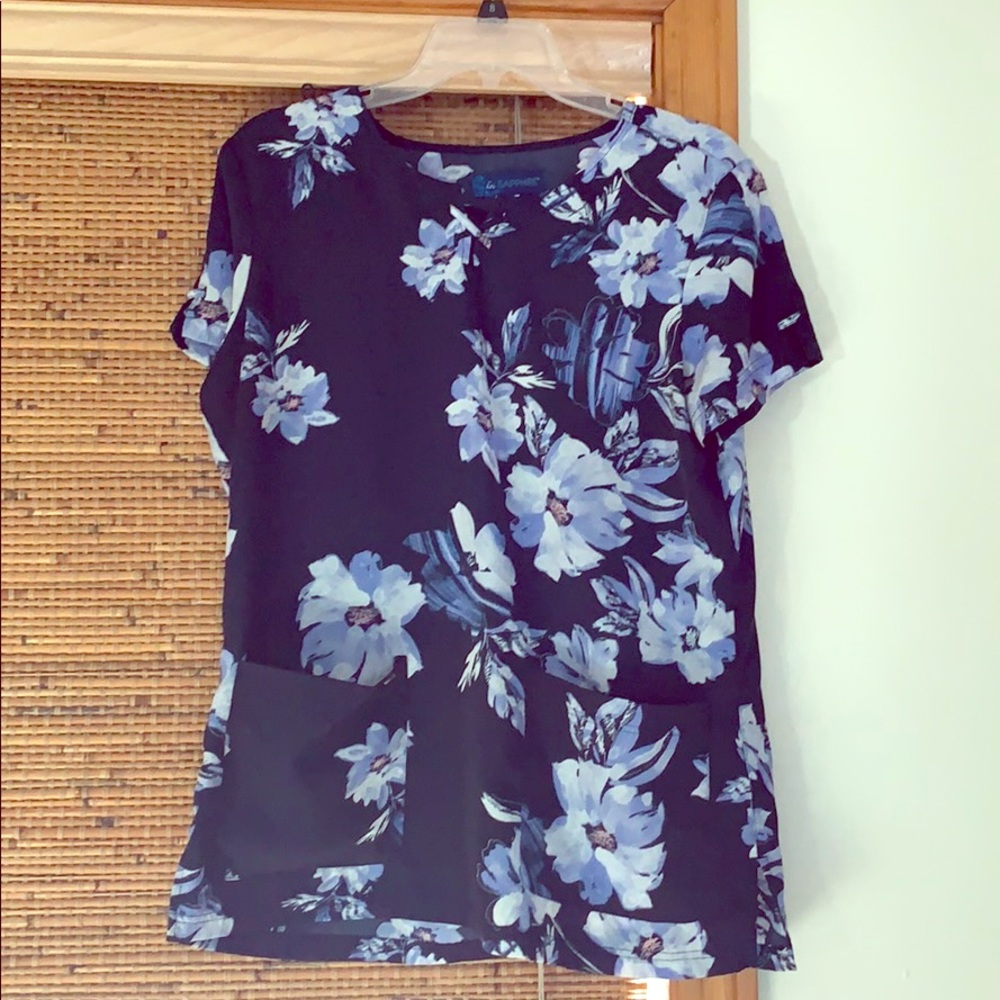 Koi Sapphire size Medium Scrub top